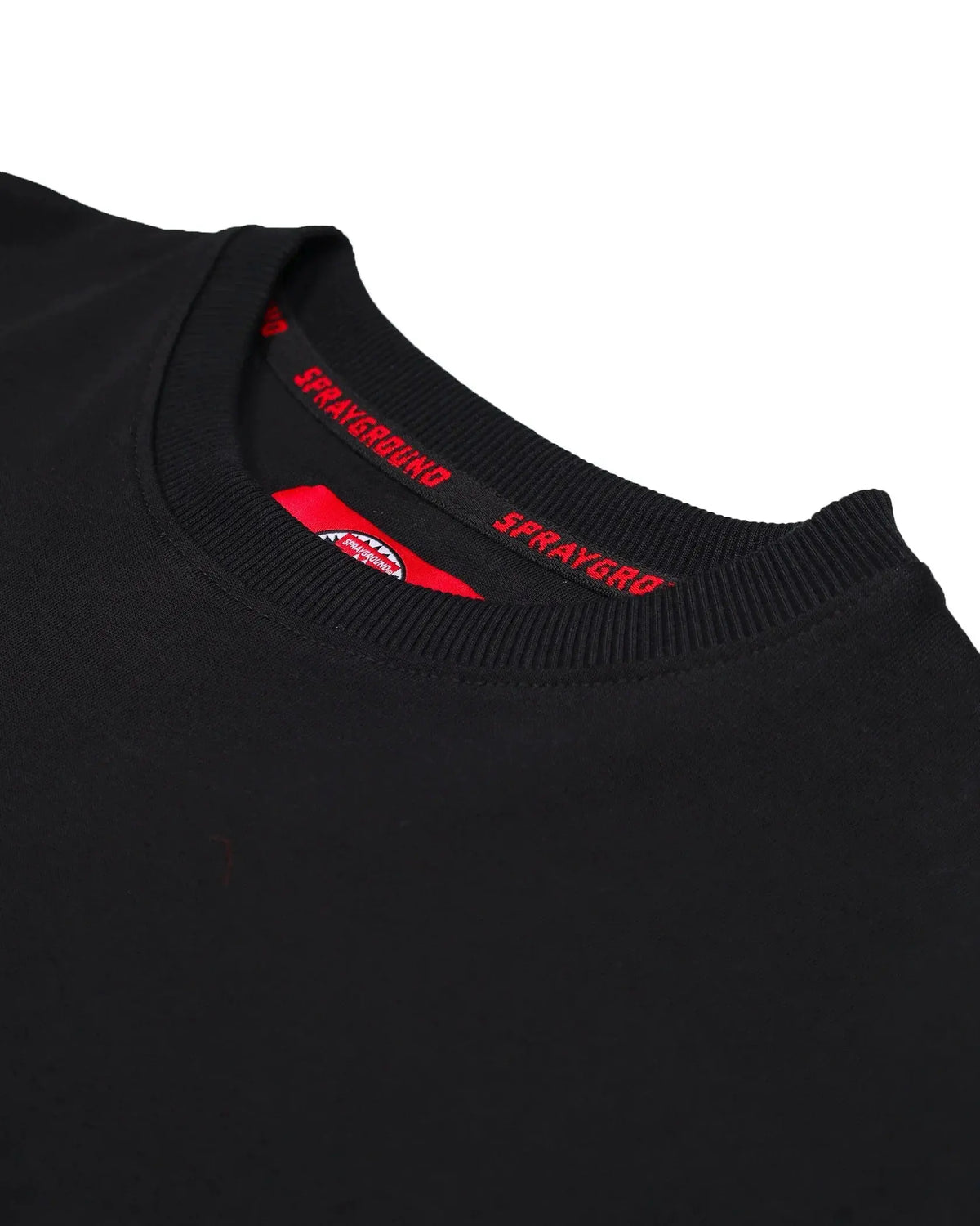 Dettaglio collo girocollo di felpa nera uomo SPRAYGROUND, tessuto in cotone, scritta rossa interna