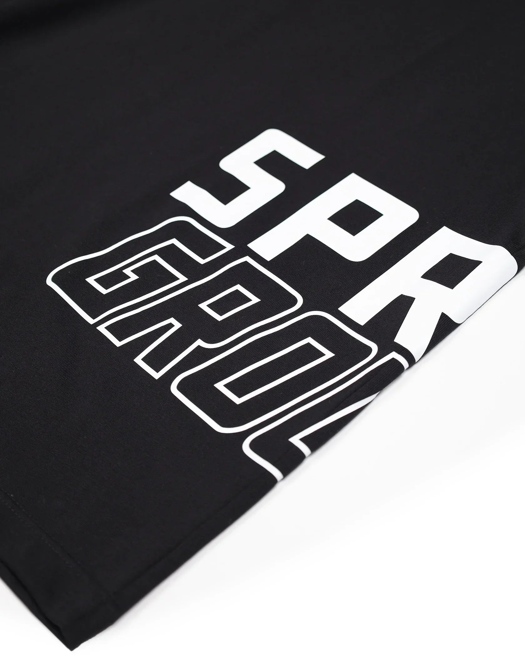 Dettaglio maglietta nera uomo con stampa bianca lettering, moda streetwear
