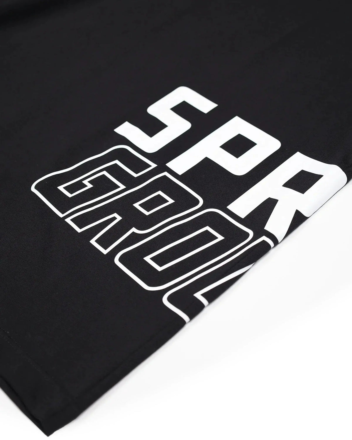 Dettaglio maglietta nera uomo con stampa bianca lettering, moda streetwear