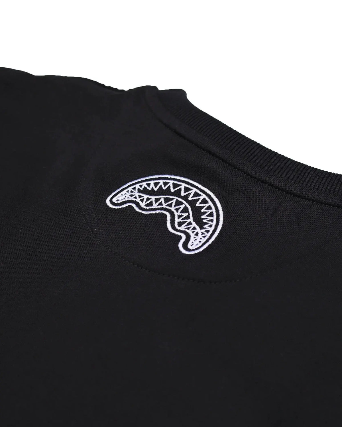 Dettaglio ricamo bianco su felpa nera uomo, moda casual Made in Italy