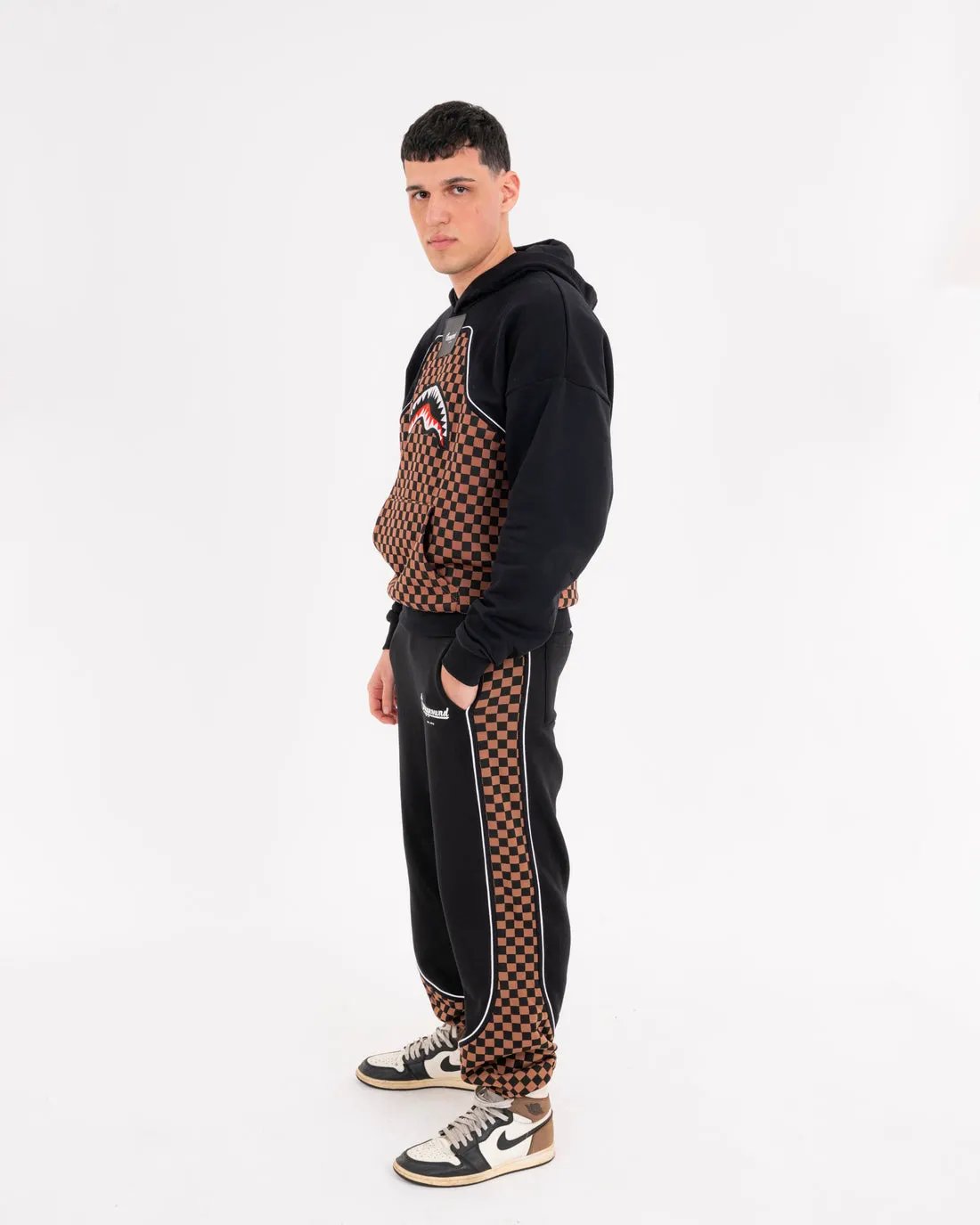 SPRAYGROUND Pantaloni Felpa Checkered Contrast Over SP934G - Dettaglio Grafica e Piping