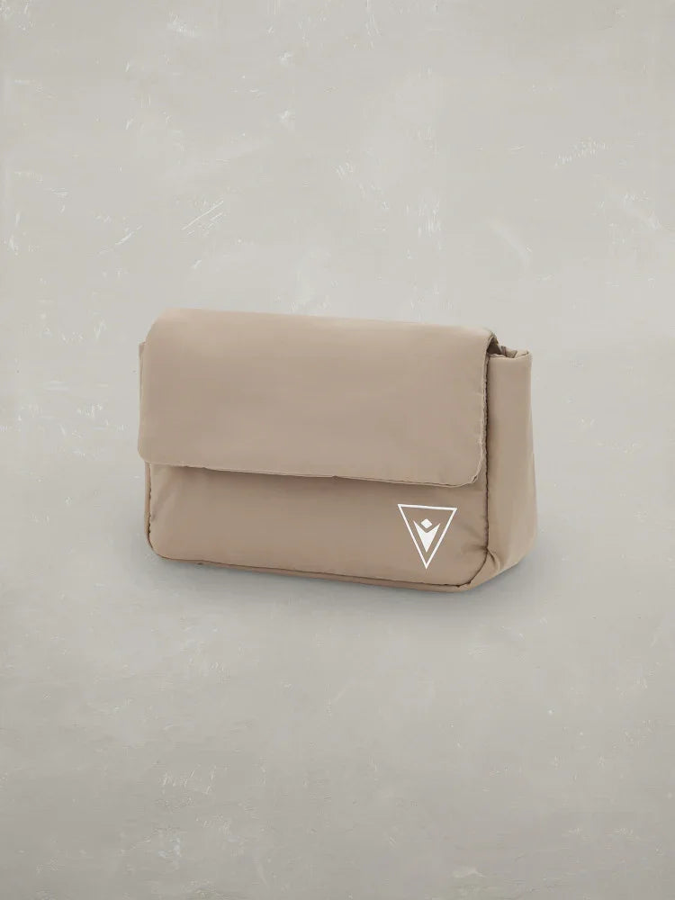 Borsa a tracolla beige da uomo o donna in tessuto, design minimal, logo bianco sul davanti.