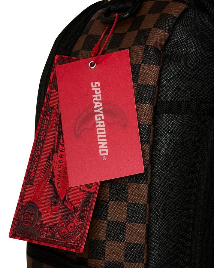 Zaino uomo fantasia checkered marrone e nero con etichetta rossa Sprayground, accessorio moda