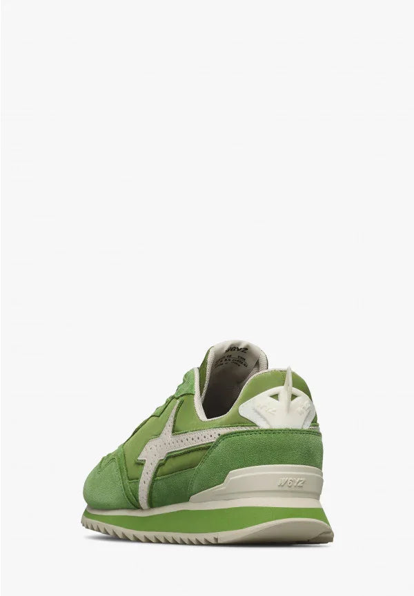 Sneaker verde da uomo in suede e tessuto con dettagli bianchi, vista posteriore su sfondo bianco.