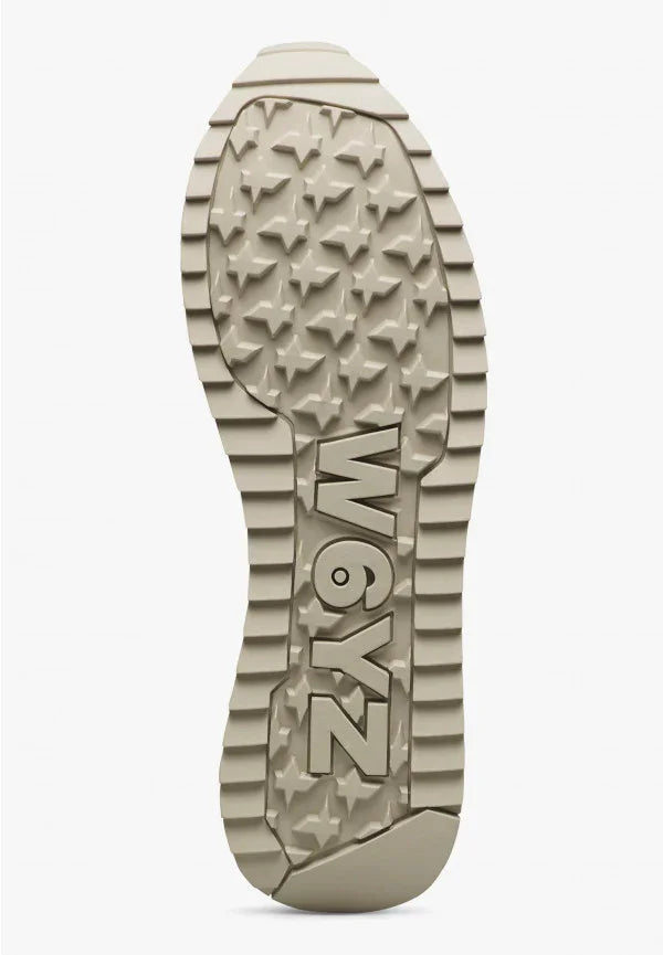 Suola sneaker beige con logo W6YZ e motivo stelle in rilievo, dettaglio calzature moda.