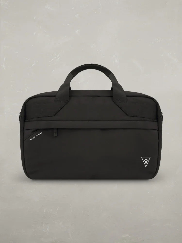 Borsa ventiquattrore nera uomo con manici corti, design moderno e tasca frontale.