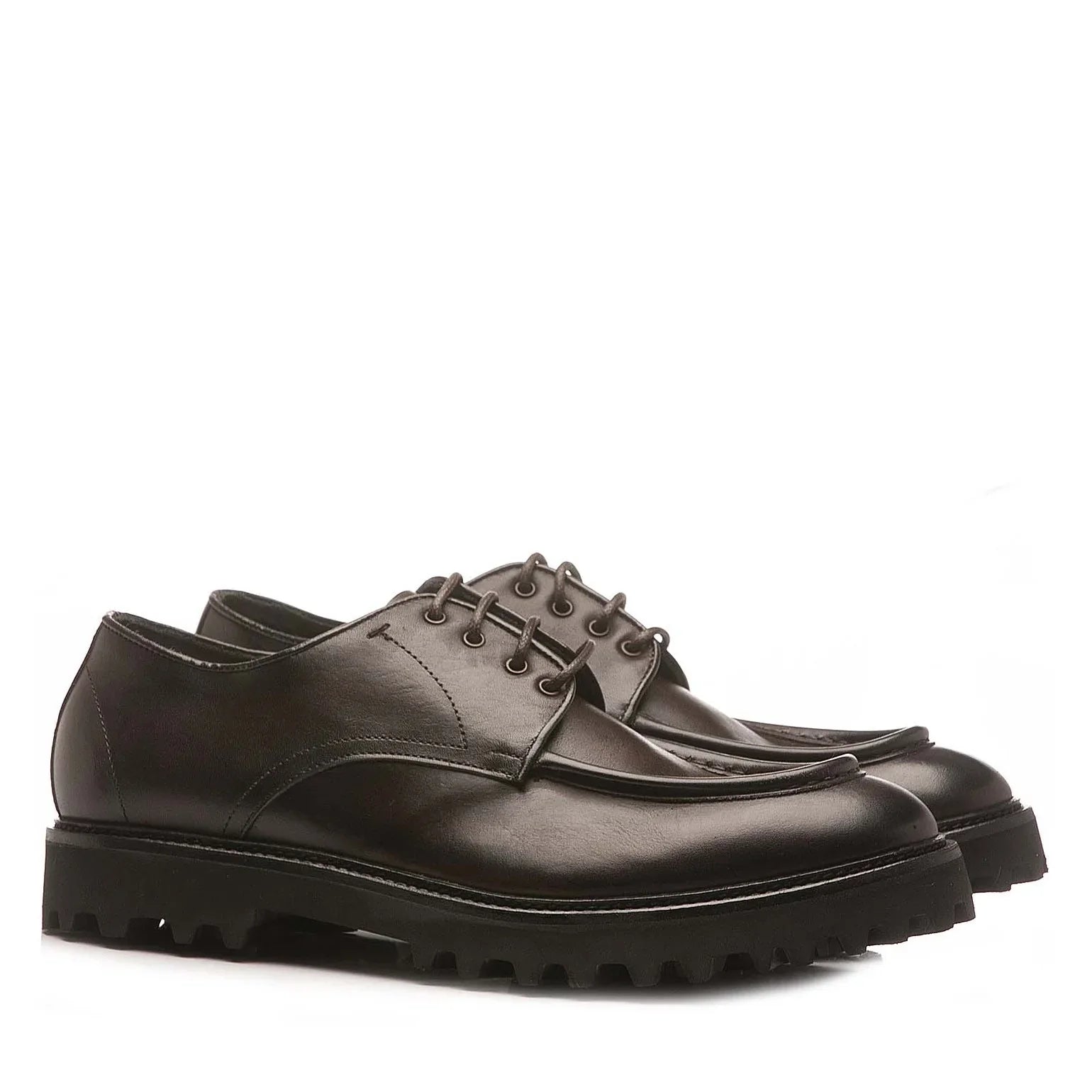 Scarpe stringate uomo in pelle nera con suola carrarmato, stile elegante e moderno.