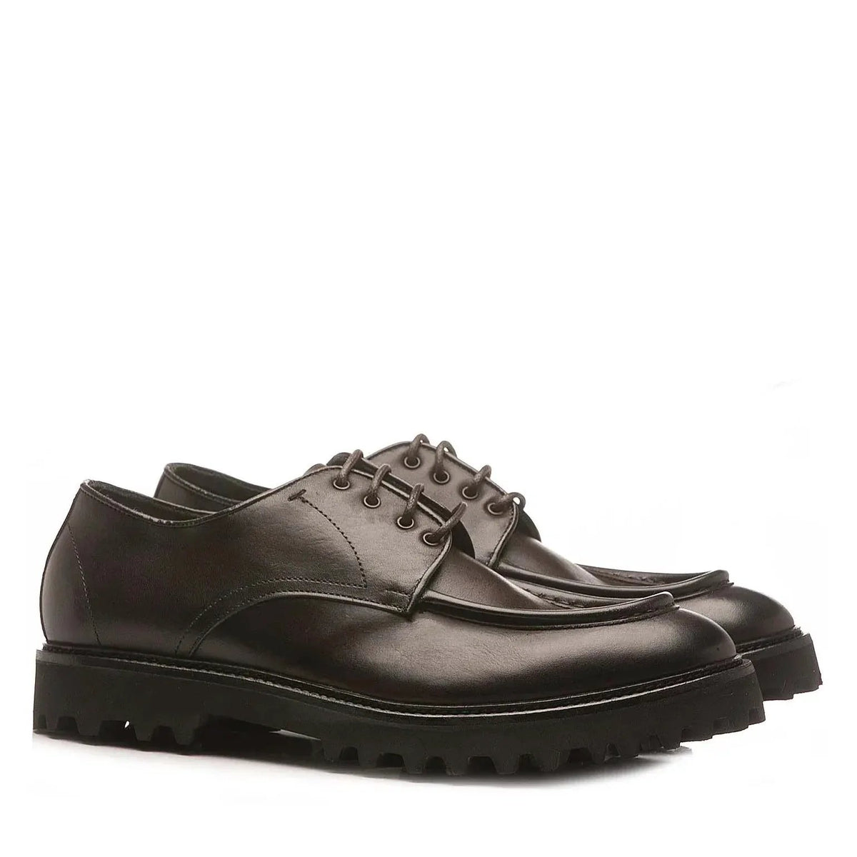 Scarpe stringate uomo in pelle nera con suola carrarmato, stile elegante e moderno.