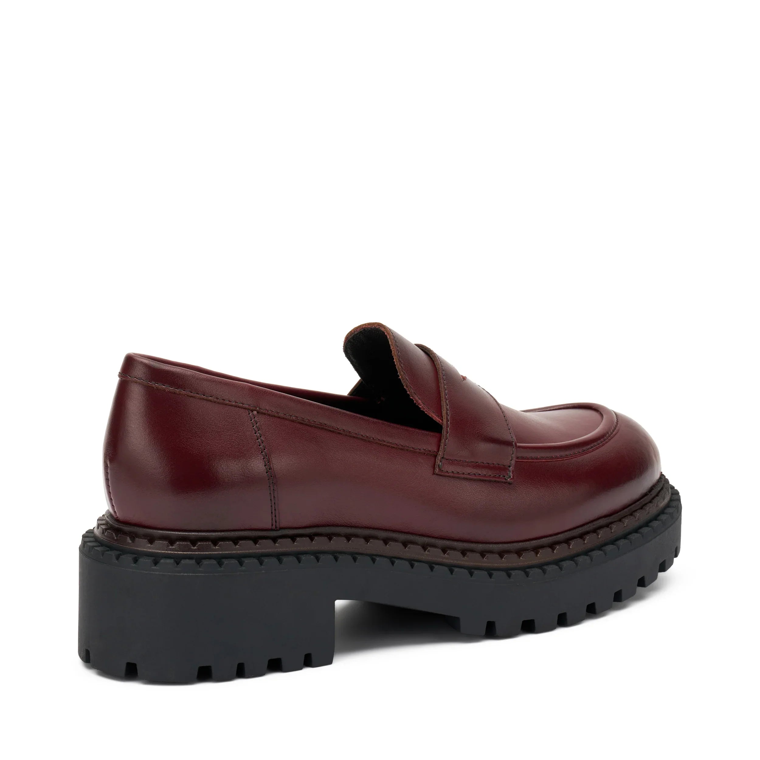 Mocassino donna bordeaux in pelle con suola carrarmato nera, calzatura elegante