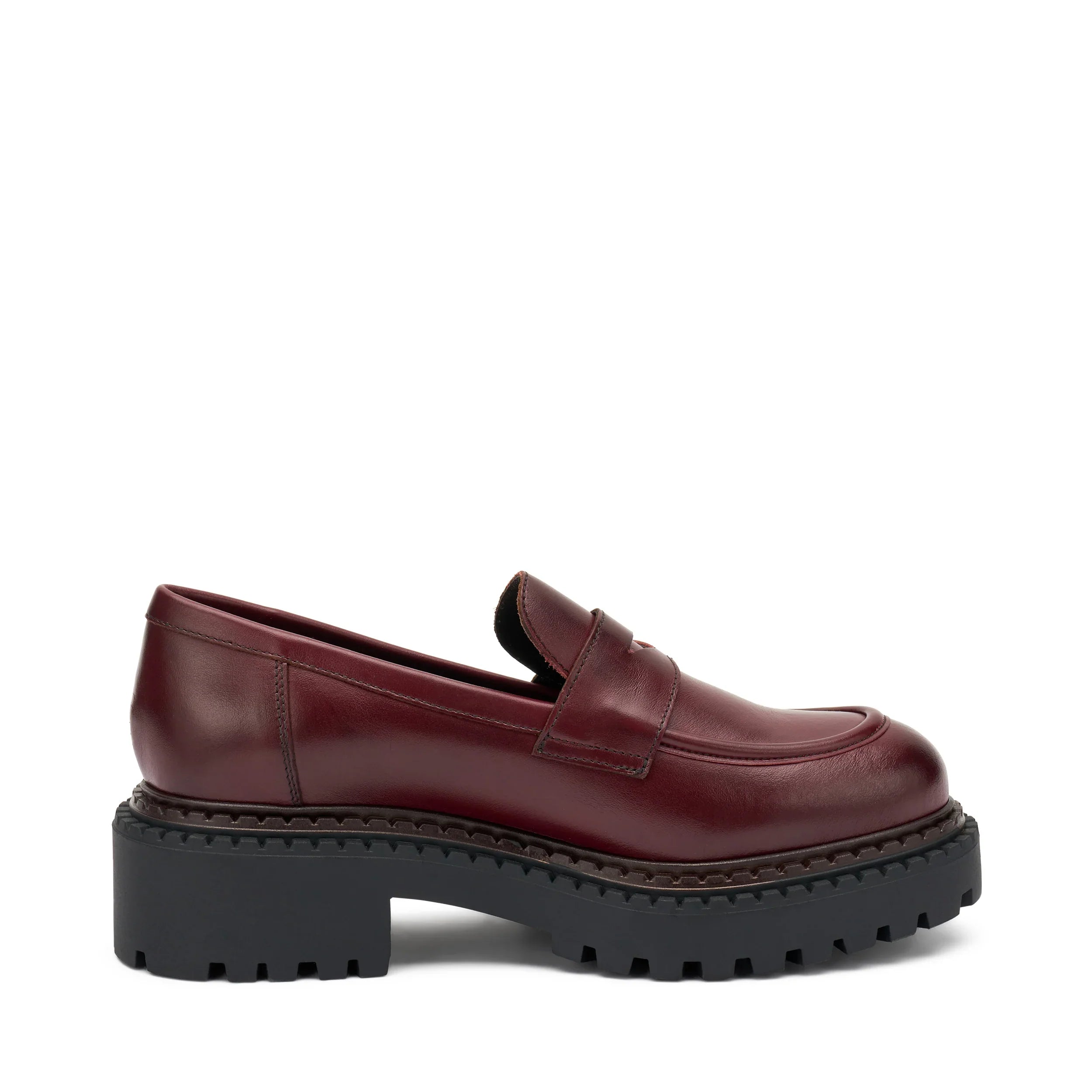 Mocassino donna bordeaux in pelle con suola carrarmato nera, stile elegante casual