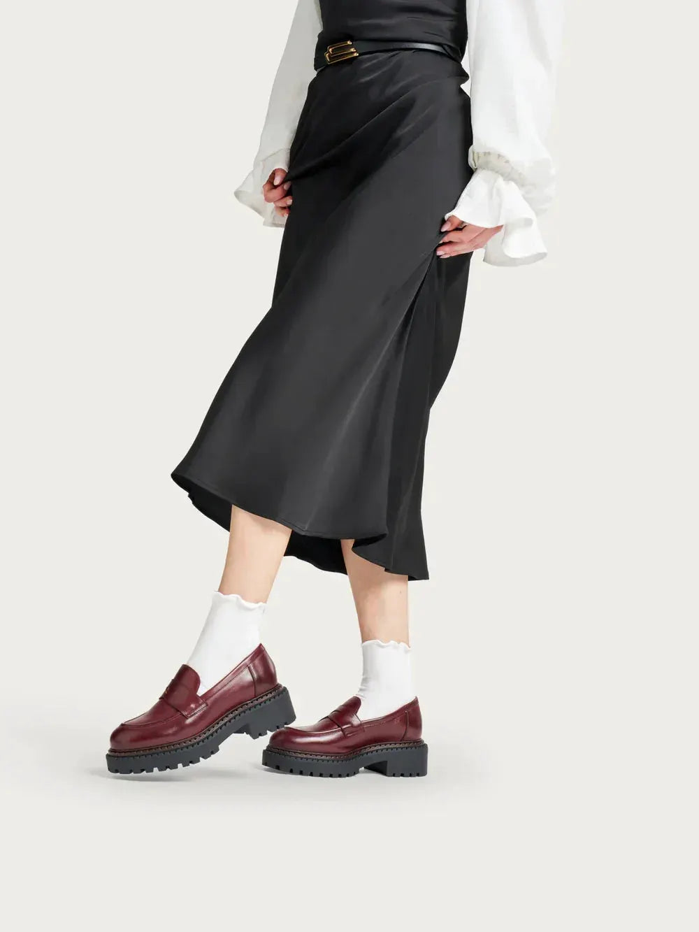Mocassini donna bordeaux in pelle con suola carrarmato indossati con calzini bianchi