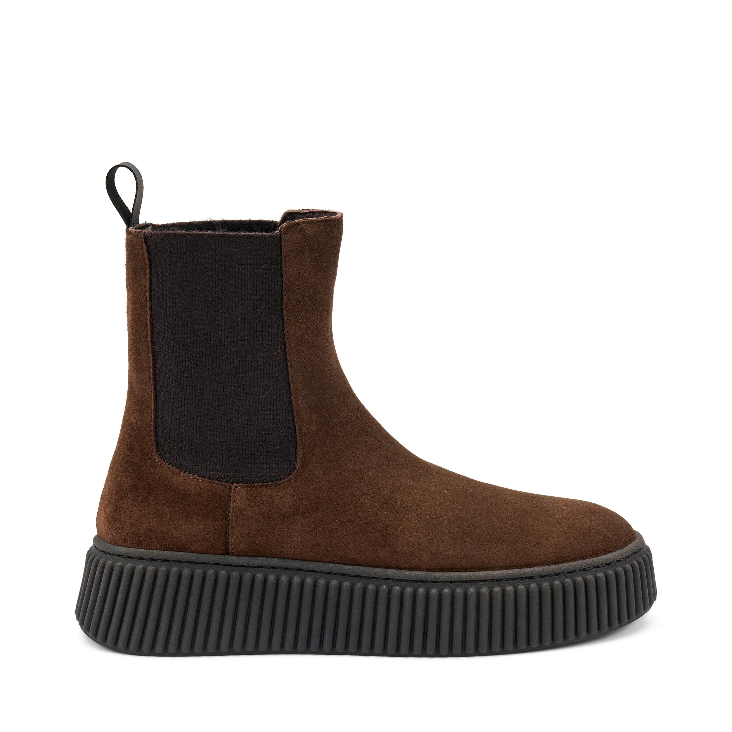 Stivaletto Beatles donna in suede marrone con elastico laterale e suola alta nera, moda autunno inverno.