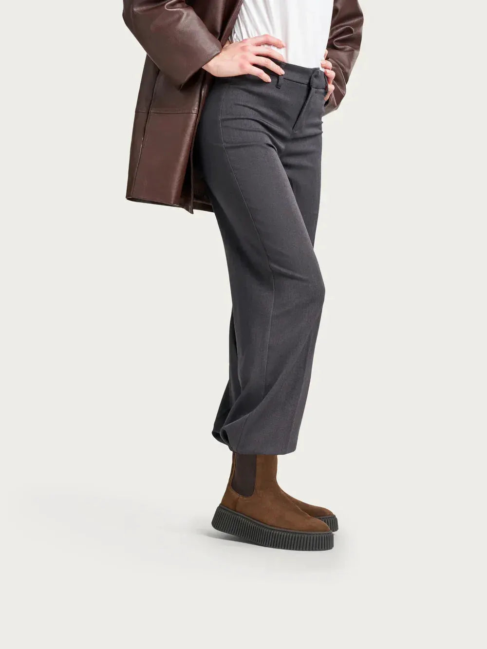 Donna con pantaloni grigi, giacca marrone e stivaletti beatles donna in suede cacao con elastico
