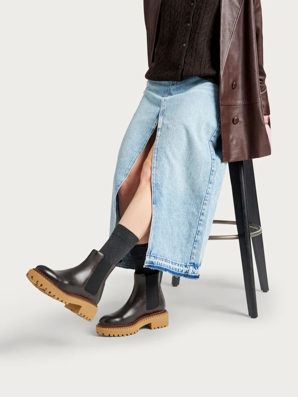 Stivaletti beatles donna in pelle marrone con suola carrarmato, gonna jeans chiara con spacco.