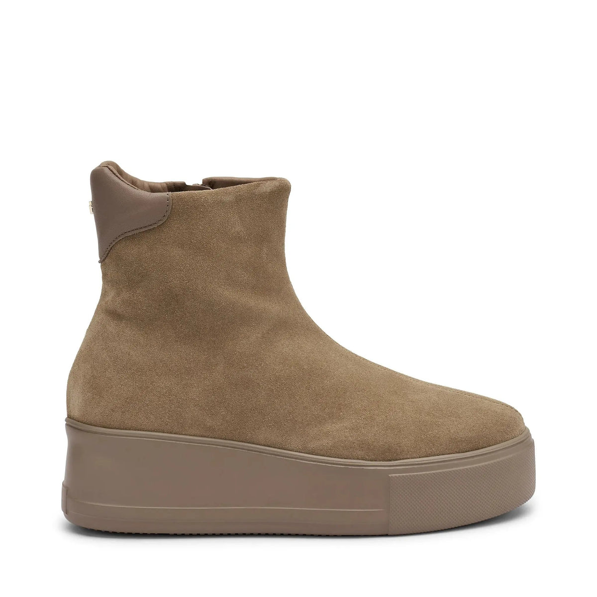 Stivaletto donna in pelle scamosciata color miele con suola platform, stile casual.