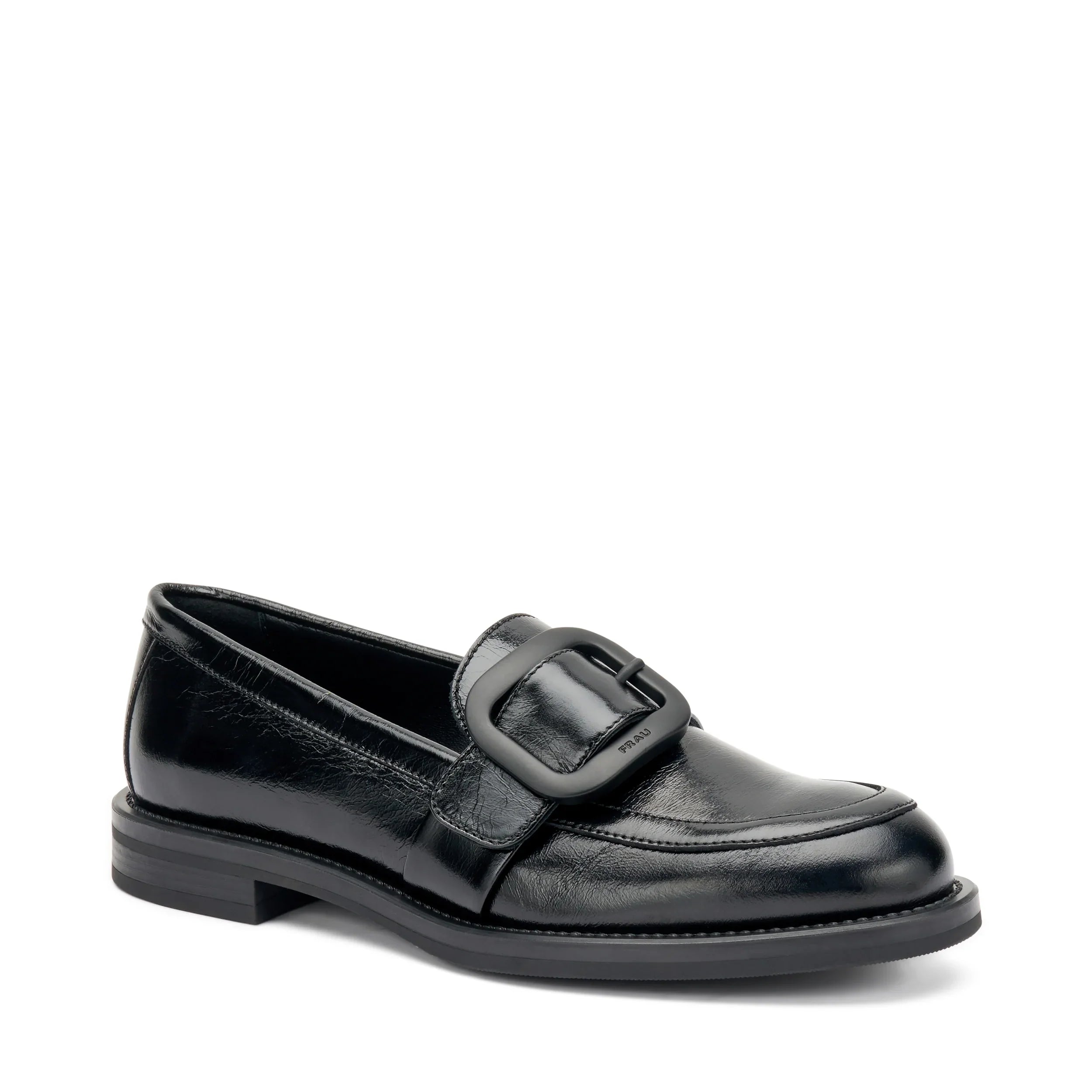 Mocassino donna nero in pelle con maxi fibbia, calzatura elegante su sfondo bianco