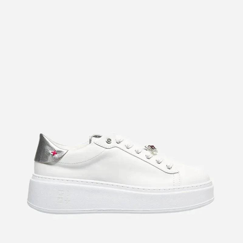 Sneaker donna bianca con dettagli argento e suola alta platform, stile moderno.