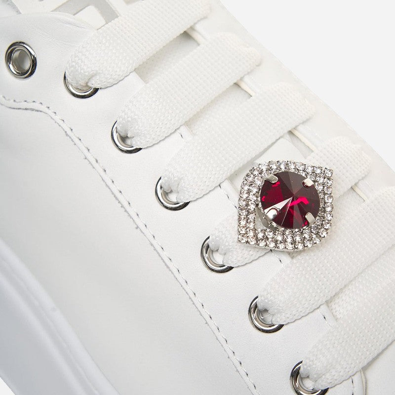 Sneaker bianca con lacci e decorazione gioiello argento e pietra rossa su dettaglio