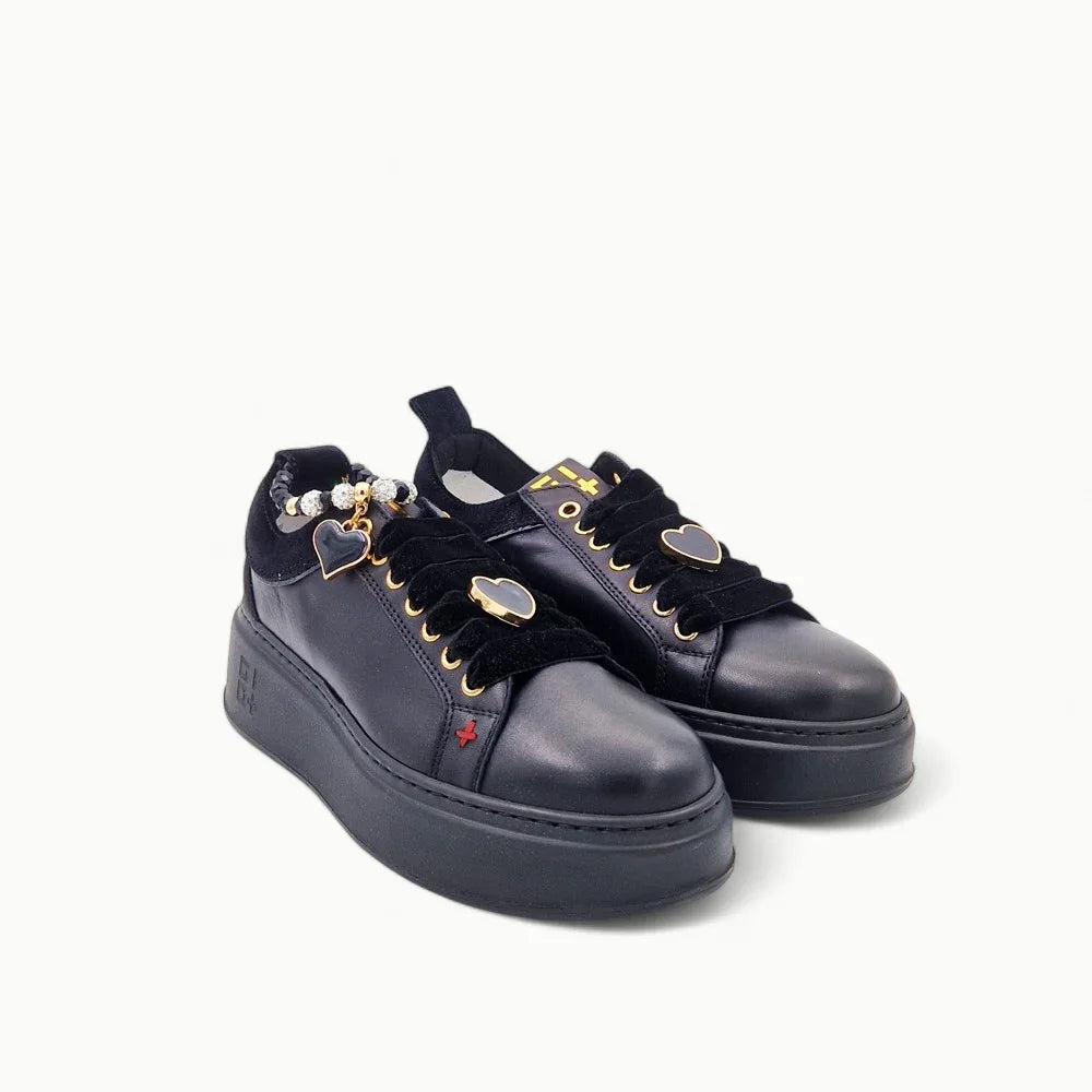 Sneakers donna nere in pelle con platform, dettagli dorati e ciondolo cuore, stile elegante.
