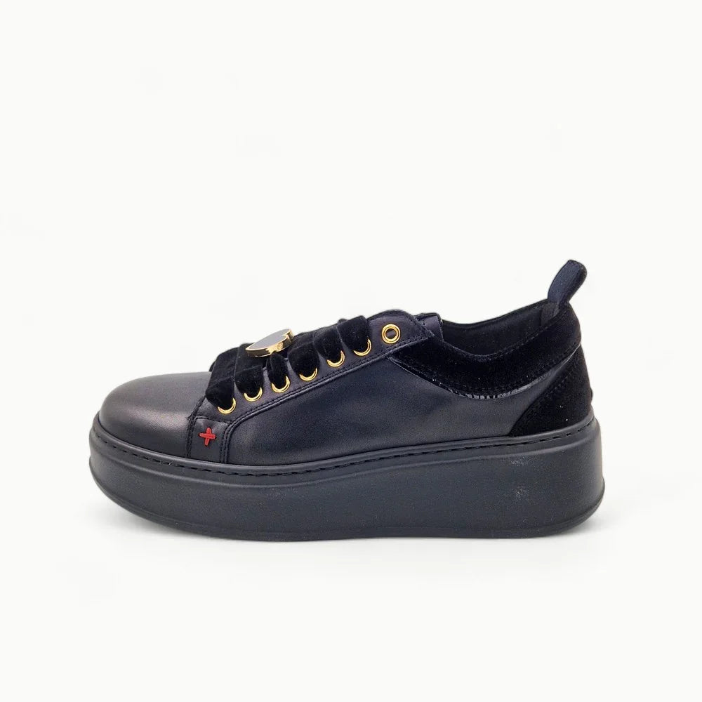 Sneaker nera donna in velluto con suola alta, dettagli oro e design moderno