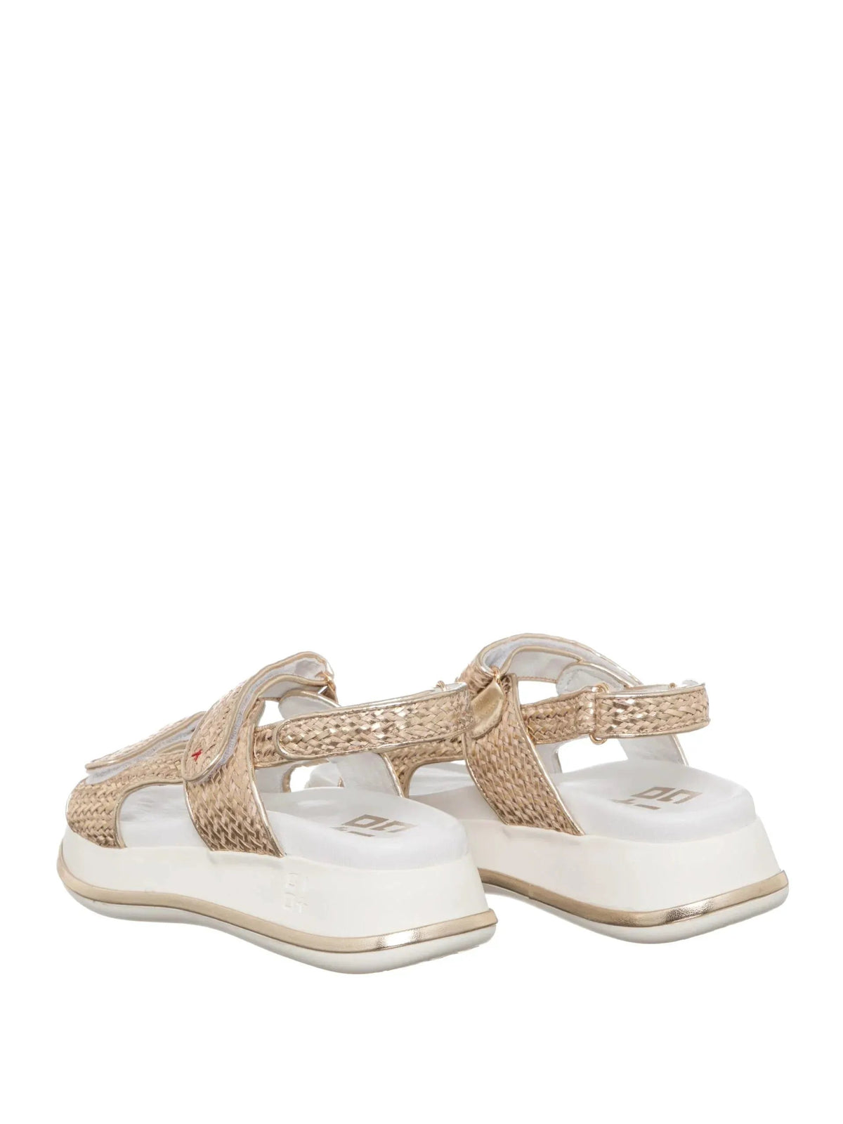 Sandali donna intrecciati color platino con doppio cinturino e suola bianca platform
