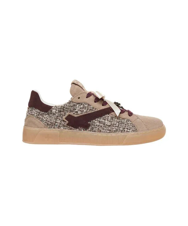 Sneaker uomo beige e bordeaux in tessuto bouclé e pelle, suola in gomma chiara.