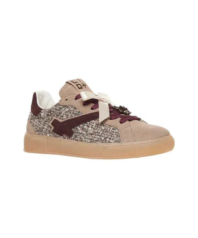 Sneaker donna beige con dettagli in lana bouclé, logo laterale bordeaux e suola in gomma