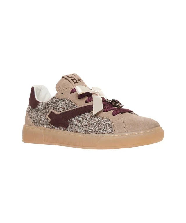 Sneaker donna beige con dettagli in lana bouclé, logo laterale bordeaux e suola in gomma