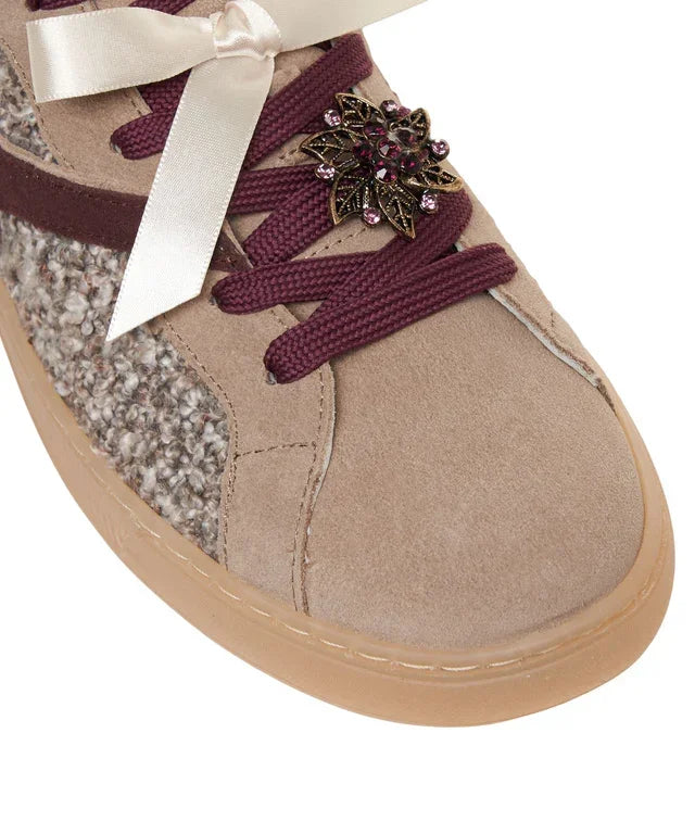 Sneaker donna beige in suede e bouclé con lacci bordeaux e fiocco crema, dettaglio gioiello.