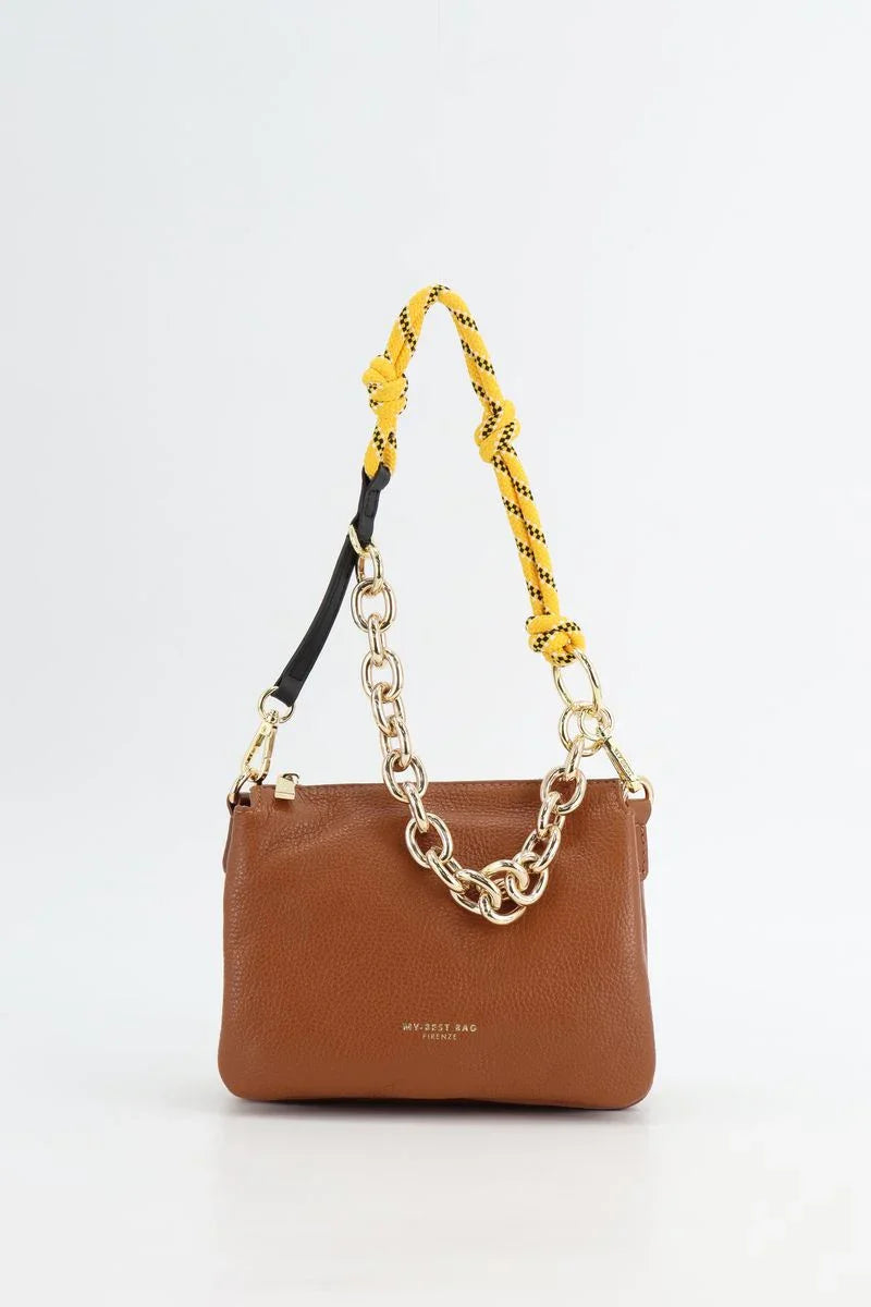 Borsa donna marrone in pelle con catena oro e tracolla gialla a corda, stile moda italiana