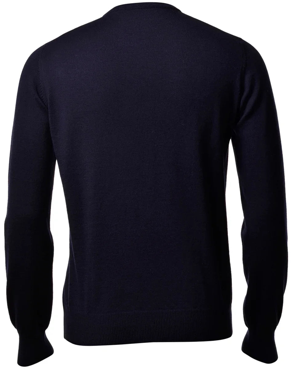 Maglione uomo blu scuro in lana merino a girocollo, visto da dietro, stile elegante