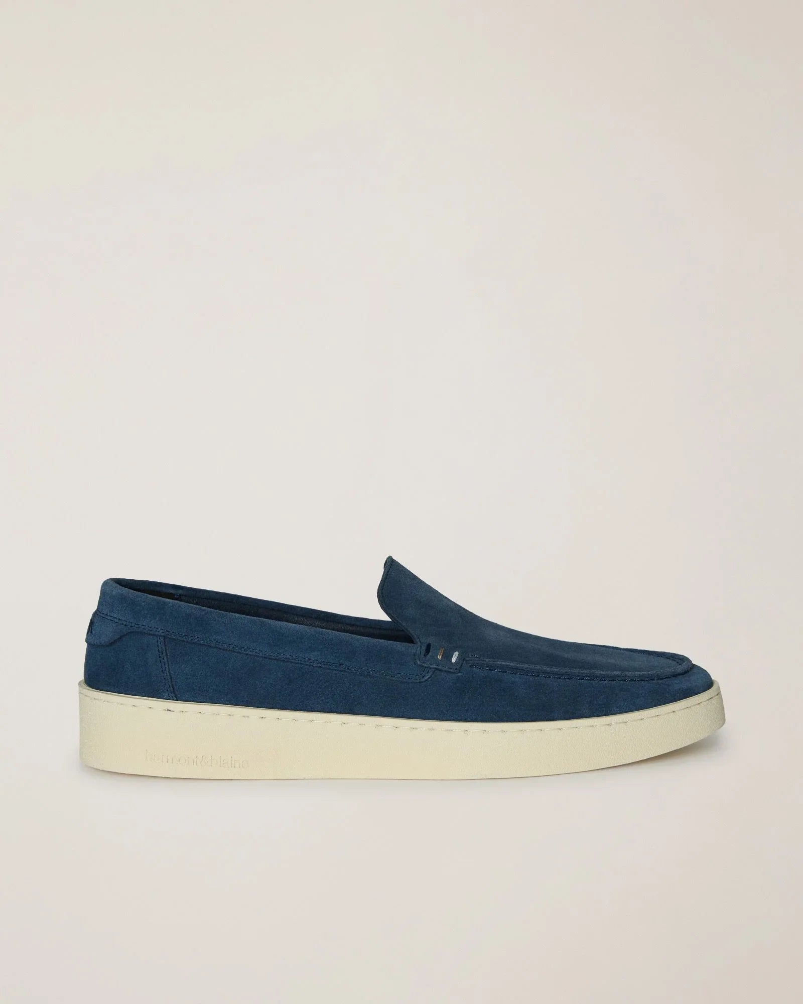Mocassino uomo in camoscio blu con suola bianca, calzatura elegante e casual