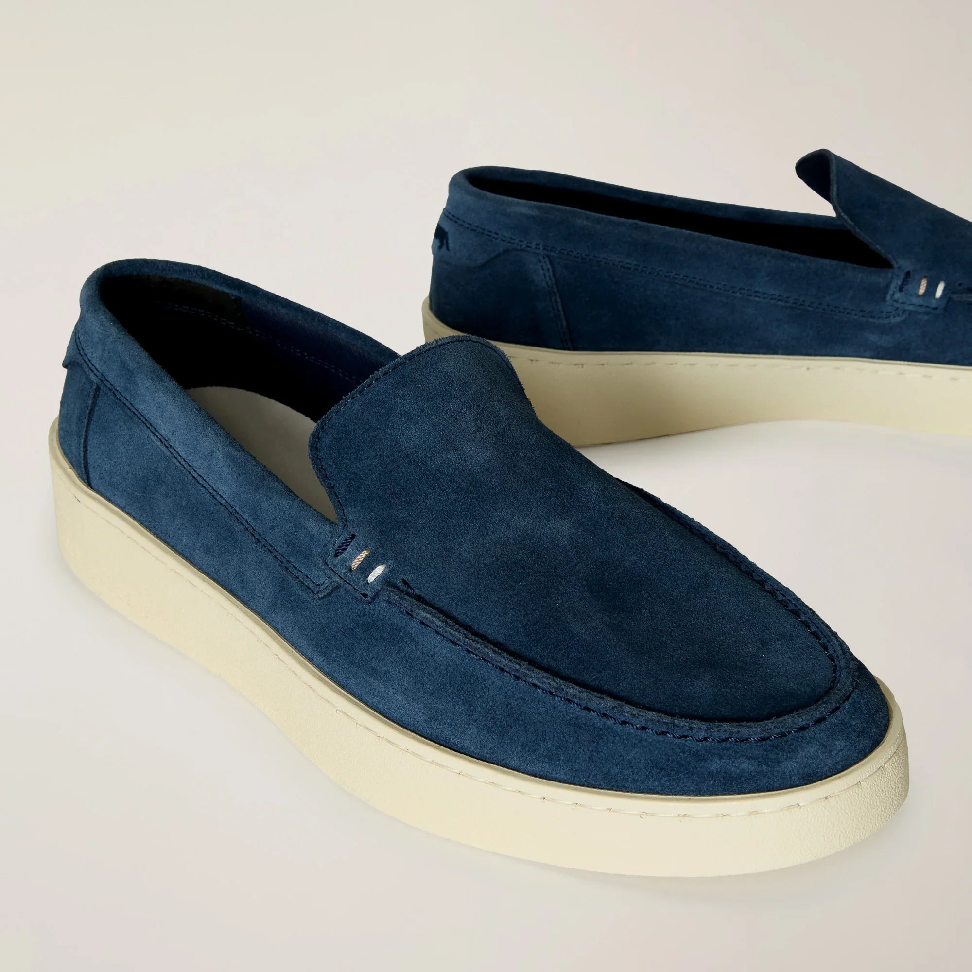Mocassini uomo in camoscio blu con suola chiara, calzature eleganti Made in Italy