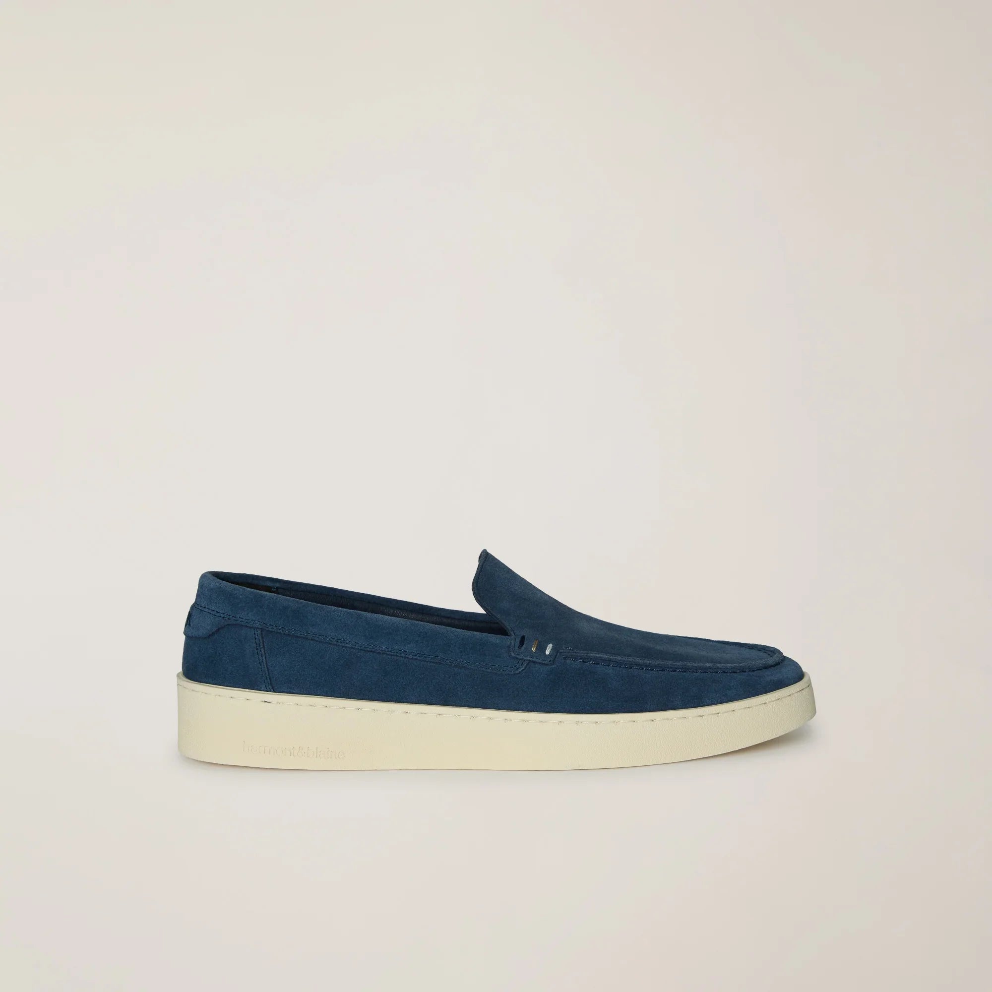 Mocassino uomo in camoscio blu con suola bianca, calzatura elegante e casual.
