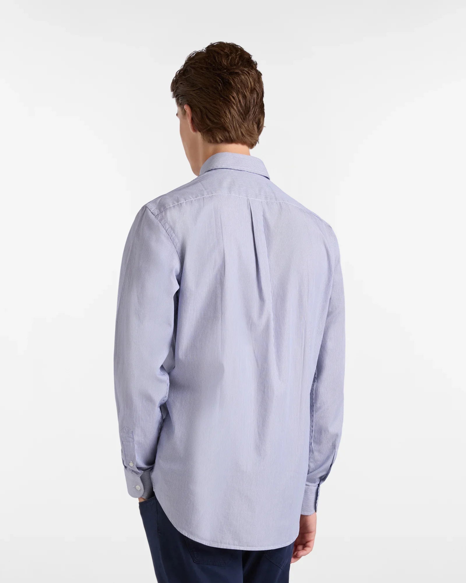 Camicia uomo azzurra maniche lunghe, vestibilità regular, vista posteriore su sfondo neutro
