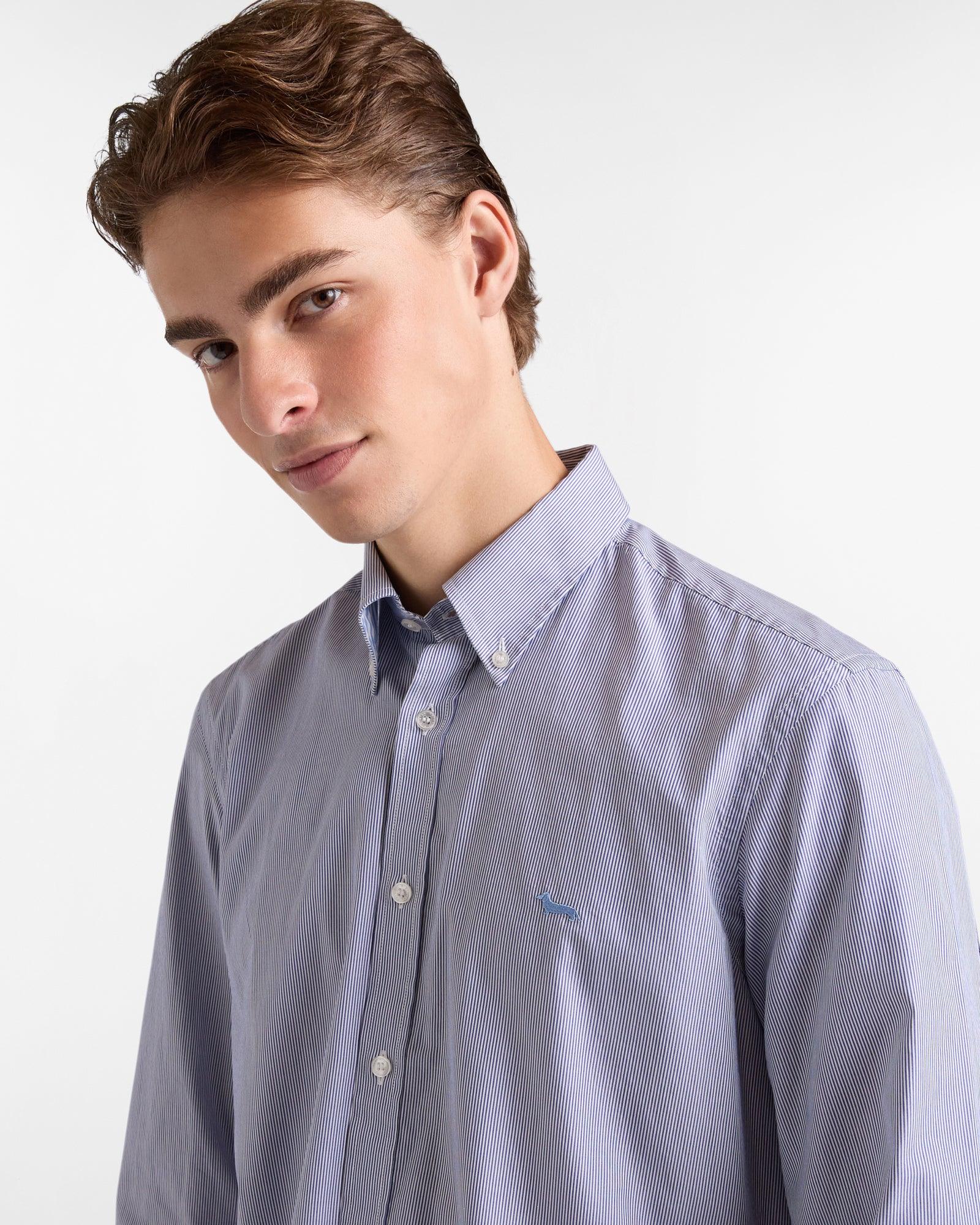 Camicia uomo a righe sottili blu navy con colletto button-down, stile elegante