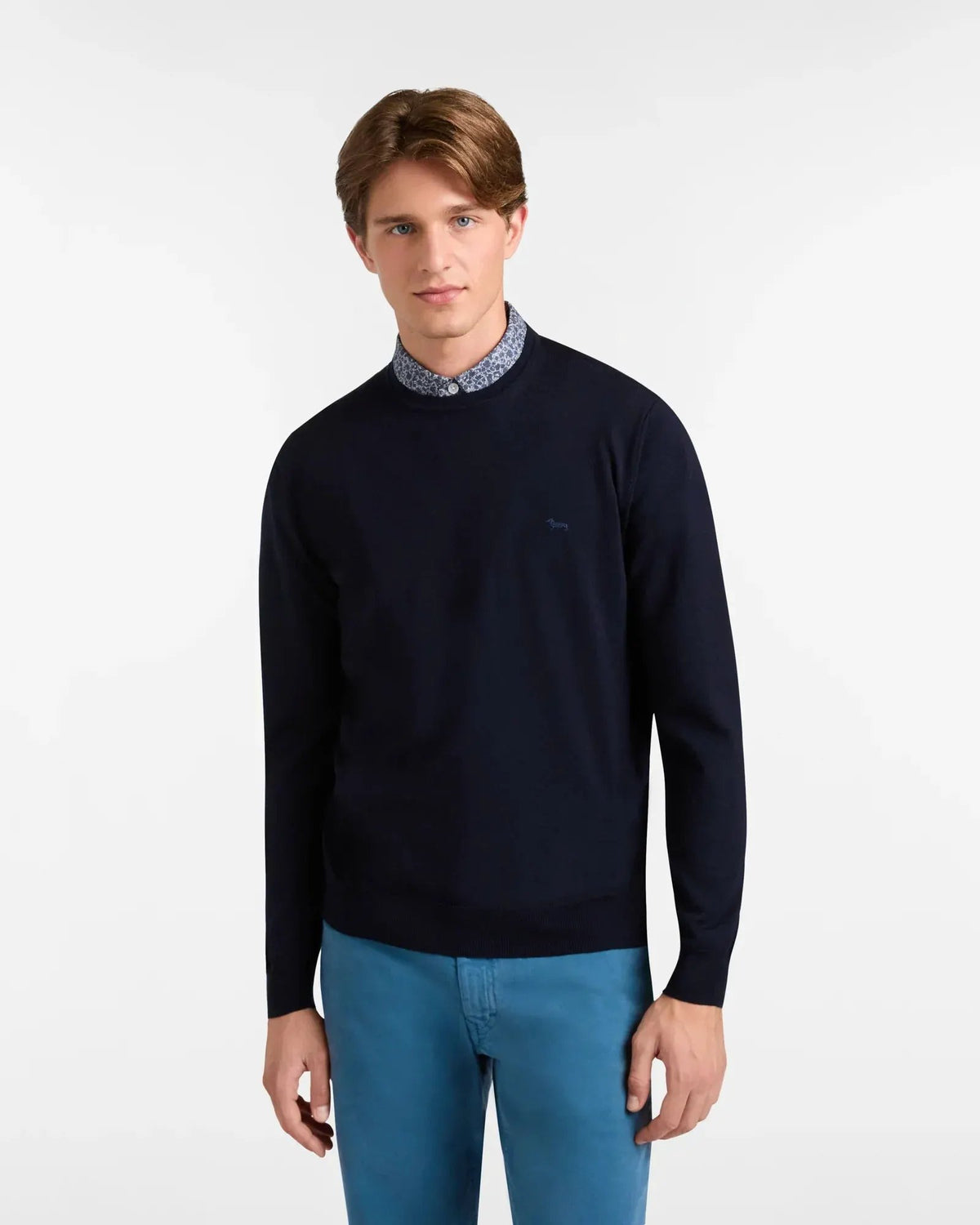 Maglione uomo blu navy girocollo in lana merino, indossato con camicia e pantaloni azzurri