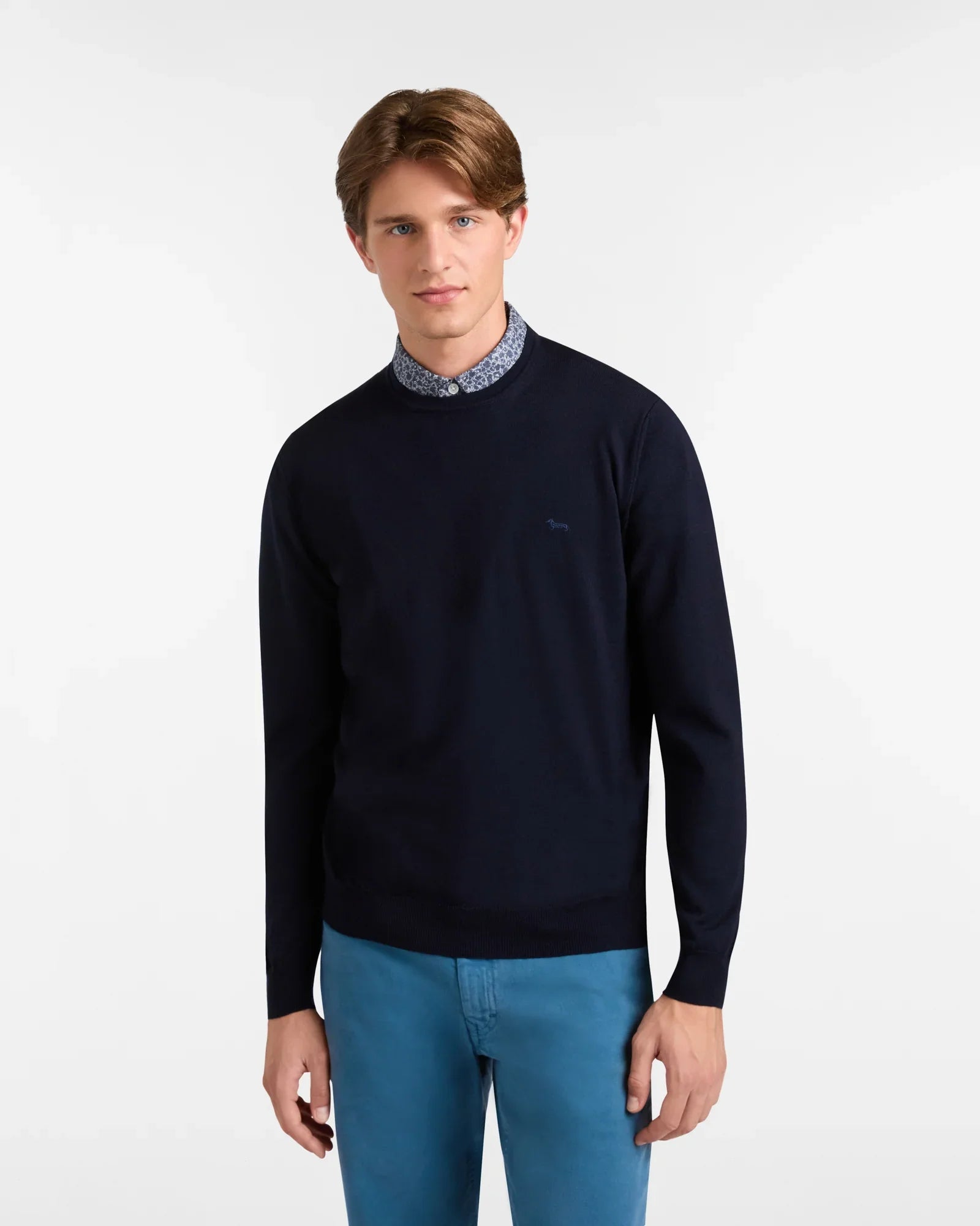Maglione uomo blu navy girocollo in lana merino, indossato con camicia e pantaloni azzurri
