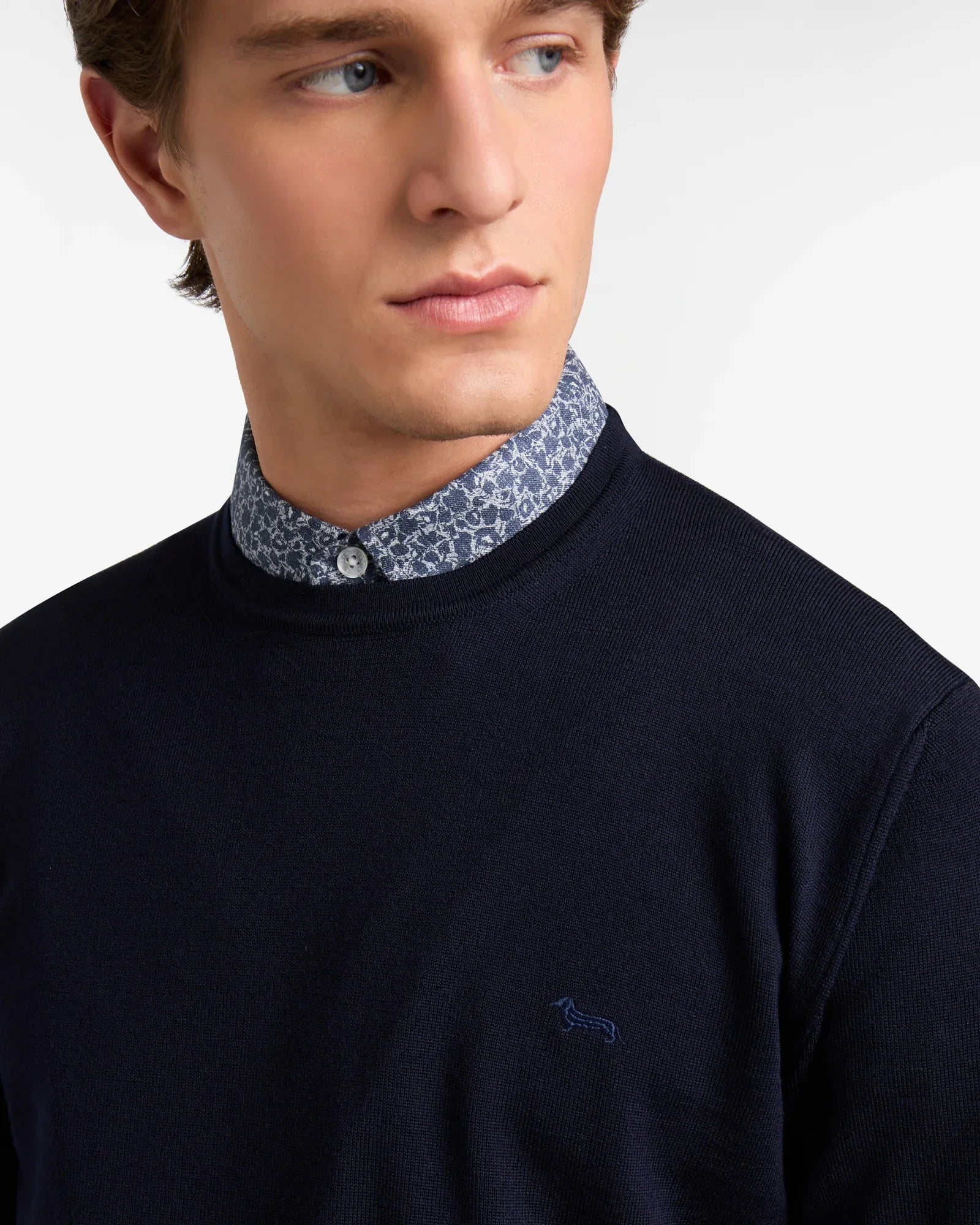 Maglione girocollo blu navy in lana merino uomo, dettaglio ricamo cane, look elegante