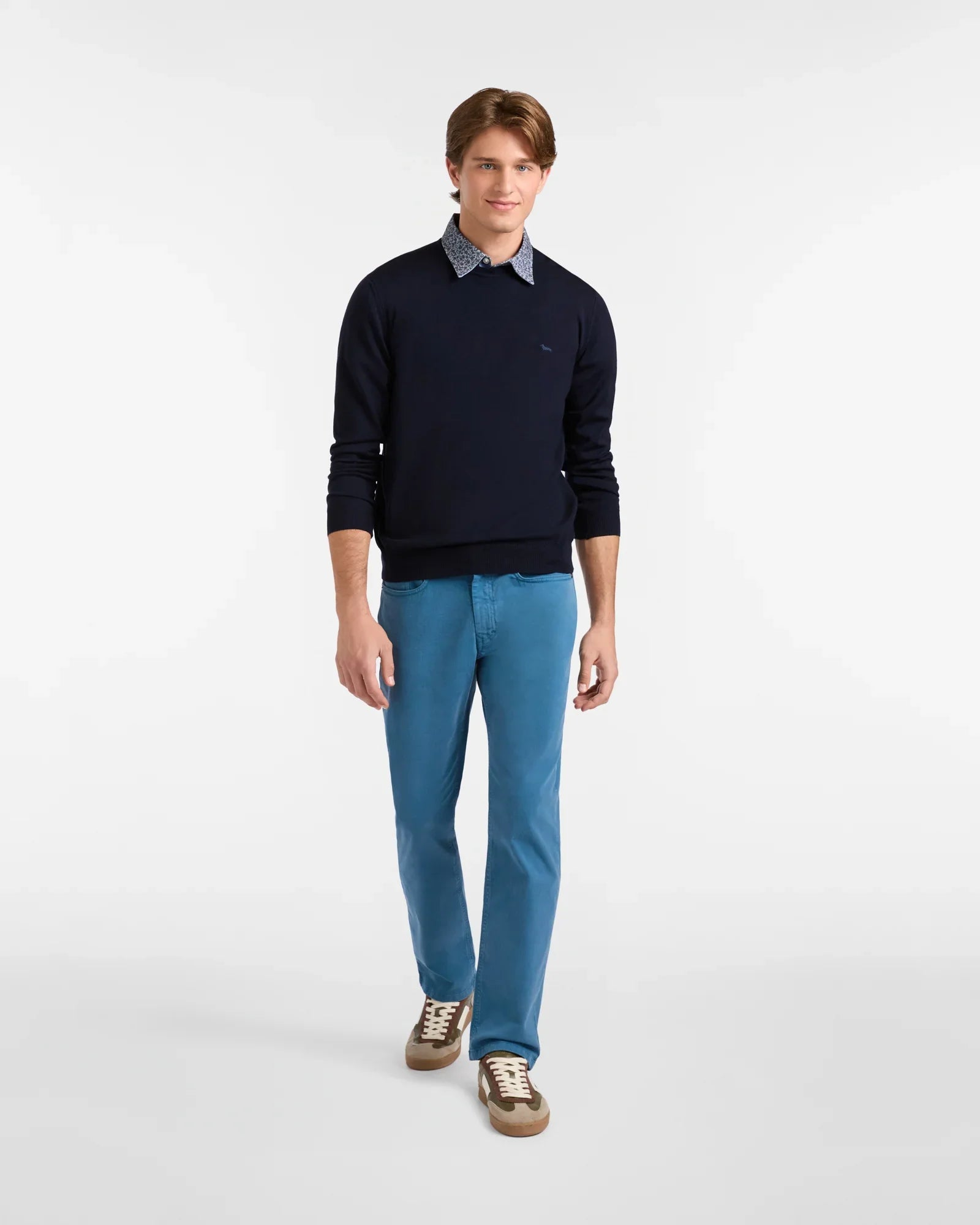 Maglione uomo blu navy girocollo in lana merino, camicia fantasia e pantaloni azzurri