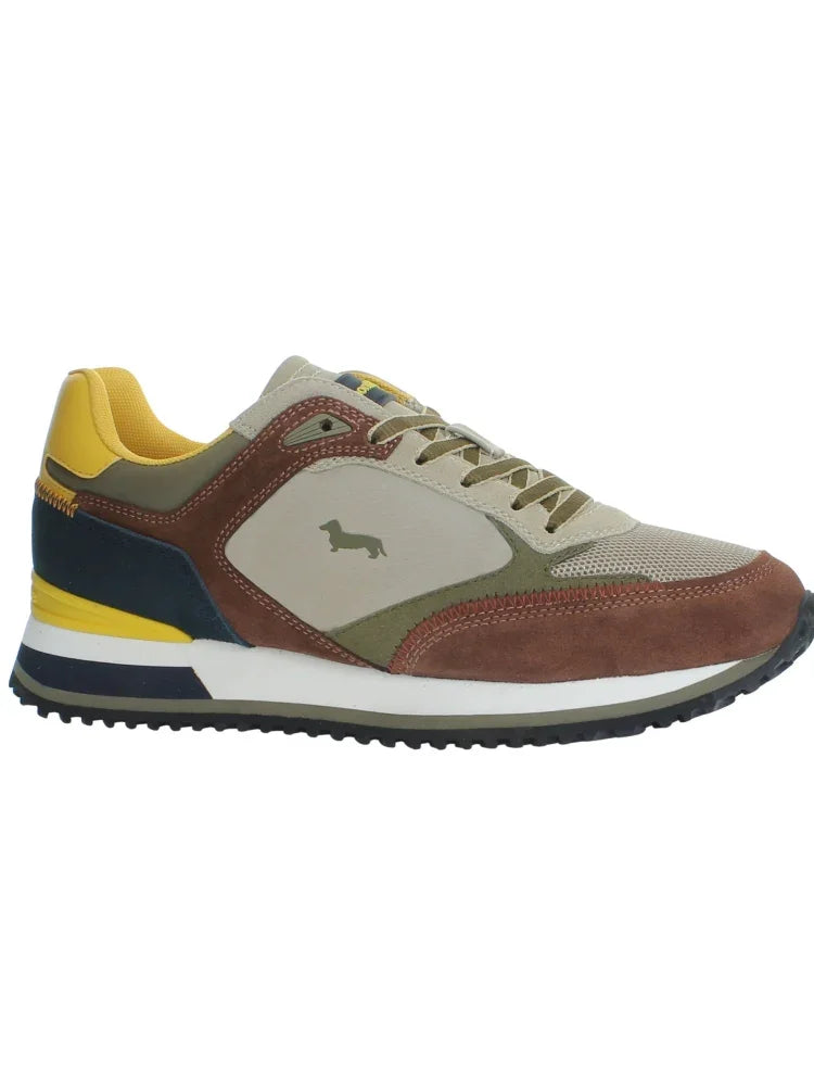 Sneaker uomo in camoscio marrone e beige con dettagli gialli, suola sportiva