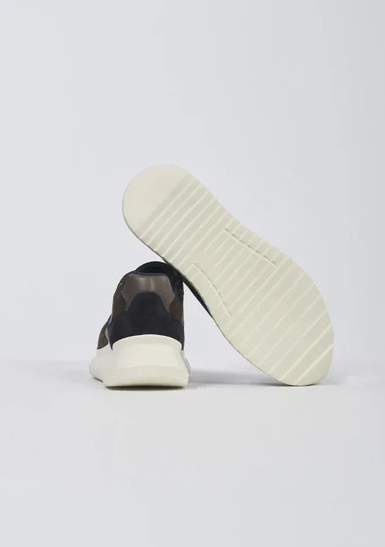 Scarpe uomo in camoscio taupe e moro con suola bianca, modello sportivo elegante.