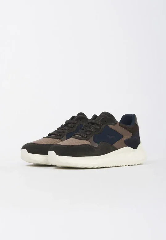 Sneakers uomo in camoscio taupe e blu con suola bianca, stile casual e moderno.