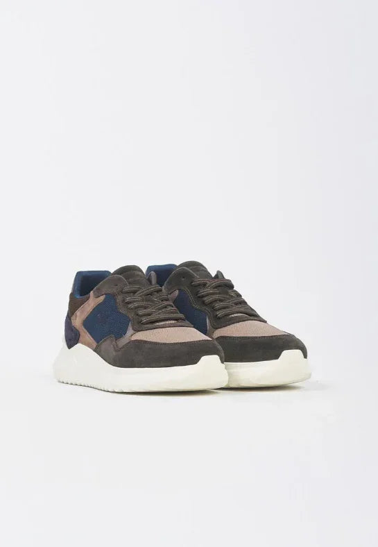 Sneakers uomo in camoscio marrone e tessuto blu con suola bianca, stile casual elegante.