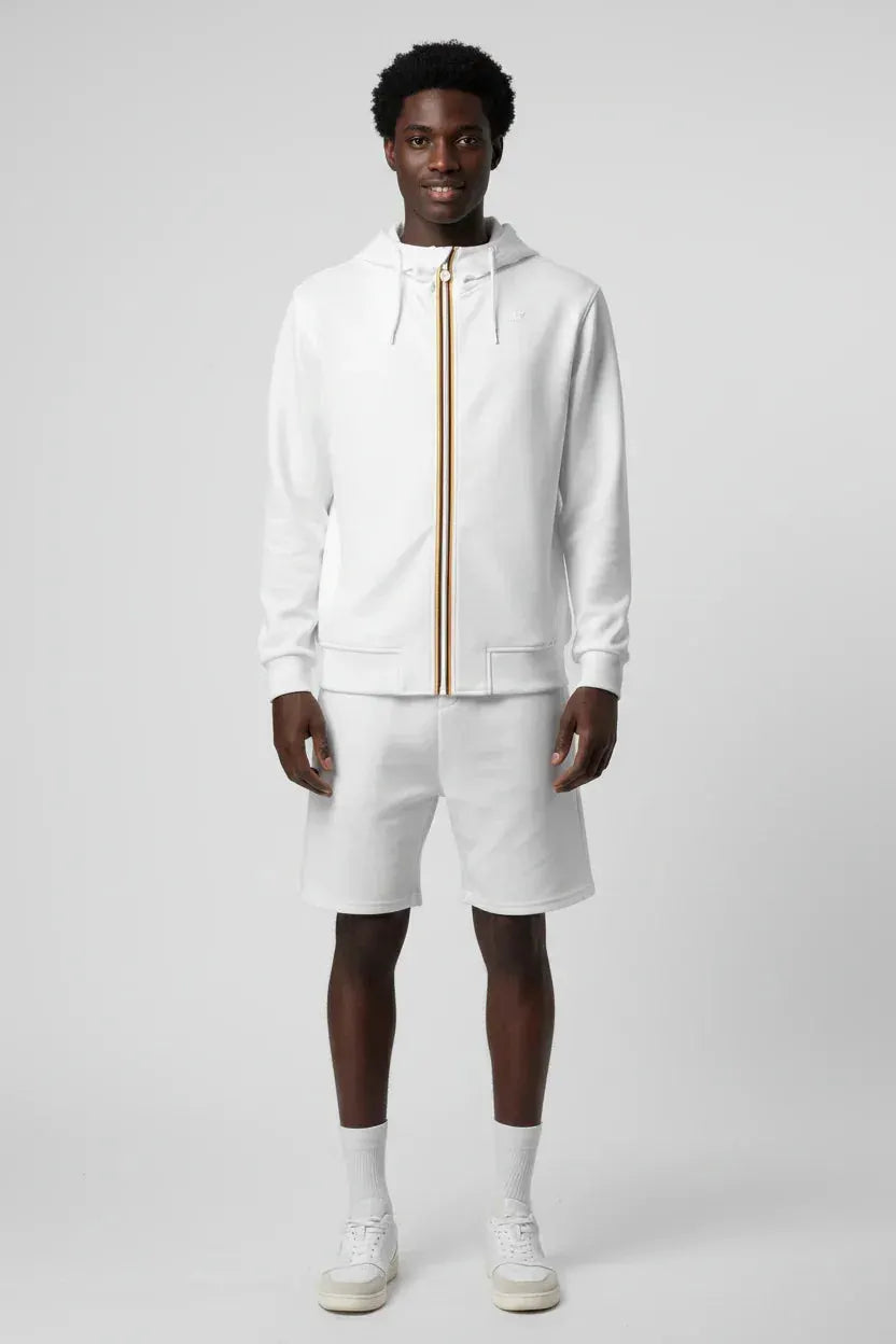 Modello uomo con felpa bianca con zip e pantaloncini bianchi, look sportivo casual