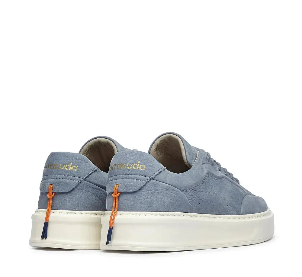 Sneakers uomo in pelle scamosciata azzurra con suola bianca e dettagli arancioni