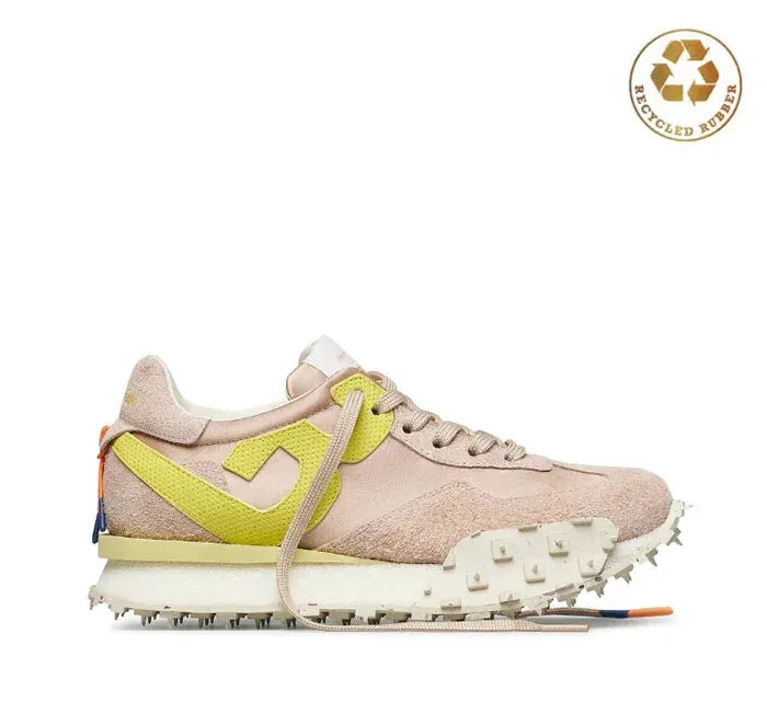 Sneaker uomo beige e gialla con suola in gomma riciclata e dettagli sportivi.