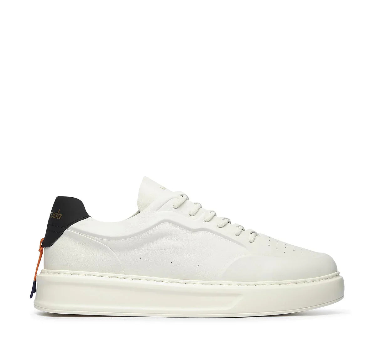 Sneaker uomo bianca in pelle con dettaglio nero sul tallone, stile casual elegante