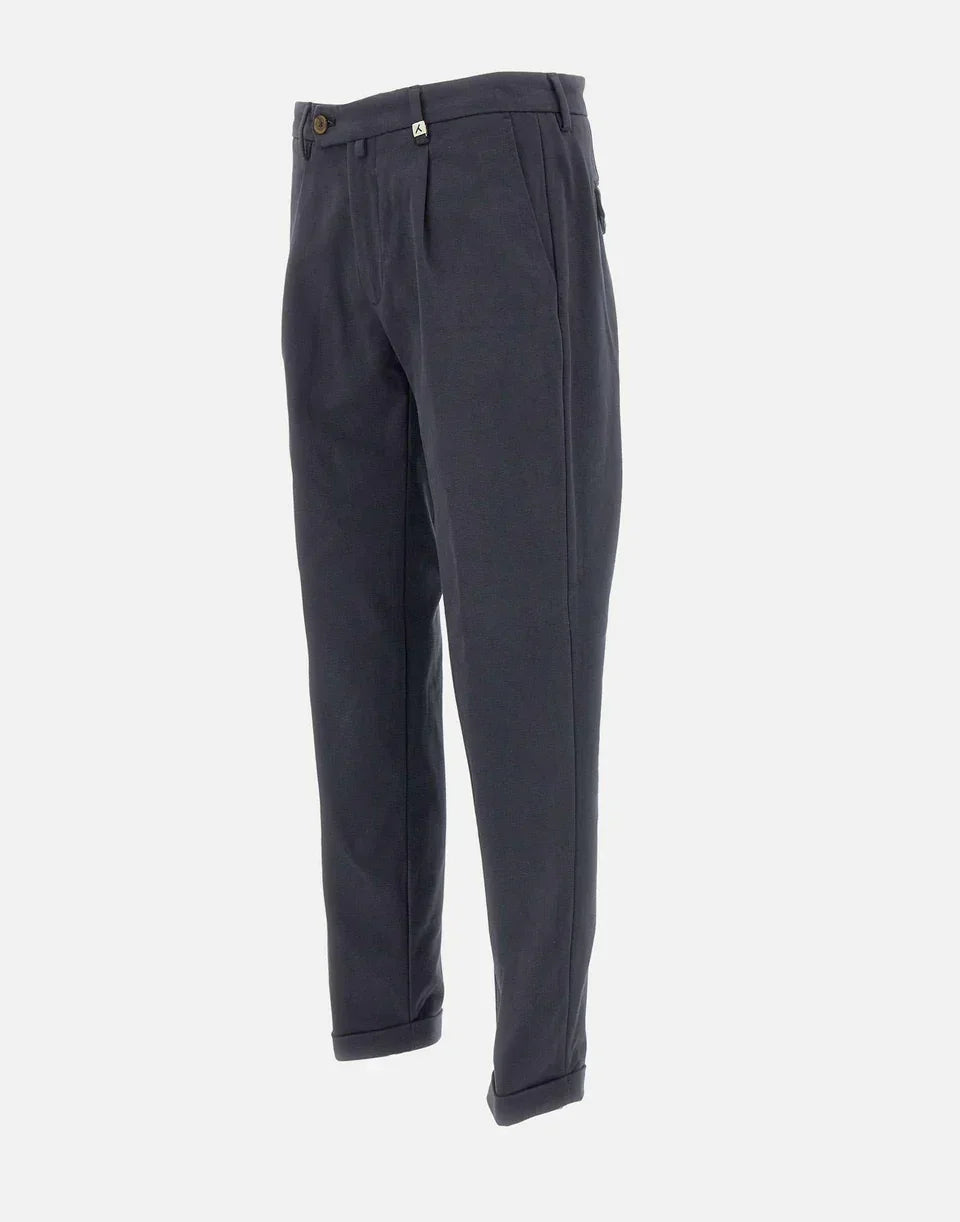 Pantaloni uomo eleganti blu scuro con piega, tessuto morbido e risvolto alla caviglia