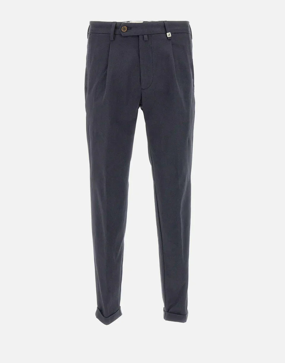 Pantaloni uomo eleganti blu scuro con risvolto, stile classico, moda abbigliamento uomo
